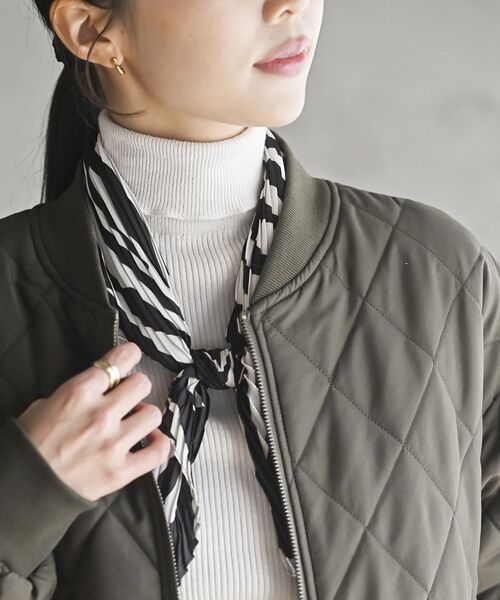 rps（アールピーエス）の「リング付きプリーツスカーフ（バンダナ/スカーフ・レディース・アイボリー/ブラック/ブラック系その他2/ライトベージュ/ホワイト系その他4/ダークグリーン/ブルー/オレンジ系その他/ライトグレー/ベージュ系その他/グリーン/レッド/ベージュ/ダークベージュ/ネイビー/イエロー・フリー）」の4枚目の写真