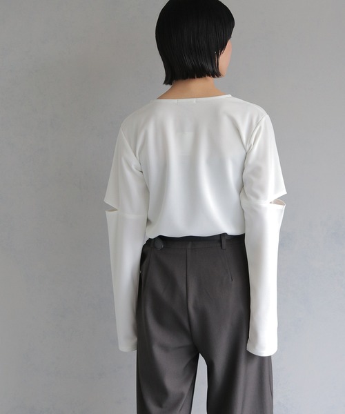 cheriella（シェリエラ）の「【cheriella】ジョーゼットカットアウトロンT GEORGETTE CUTOUT LONG TEE（Tシャツ/カットソー・レディース・ブルー/カーキ/ホワイト・M）」の22枚目の写真
