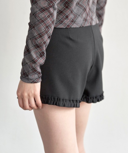 UNE MANSION（ユヌマンション）の「【UNE ORIGINAL】【セット着用可能】ラブリーロゼレースフリルショートパンツ（その他パンツ・レディース・チャコール/ブラック・SMALL/MEDIUM/LARGE）」の4枚目の写真