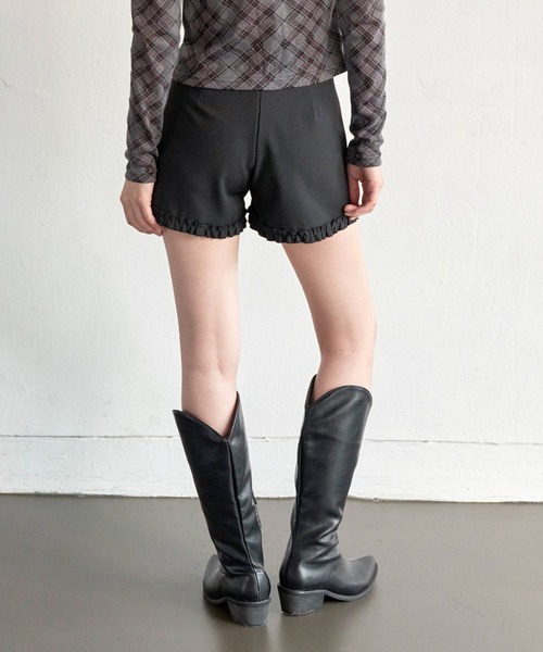 UNE MANSION（ユヌマンション）の「【UNE ORIGINAL】【セット着用可能】ラブリーロゼレースフリルショートパンツ（その他パンツ・レディース・チャコール/ブラック・SMALL/MEDIUM/LARGE）」の6枚目の写真