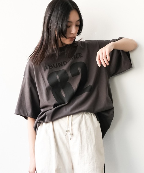mili an deni(ミリアンデニ)の「半袖カレッジナンバリングTシャツ(Tシャツ/カットソー・レディース・ブラック/オフホワイト/チャコールグレー・M/L)」の1枚目の写真