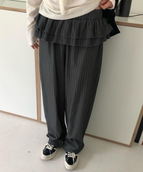 Teem Store(チームストア)の「ウエストティアードフリル ストライプワイドスラックスパンツ(スラックス・レディース・ブラック/チャコール・F)」の1枚目の写真