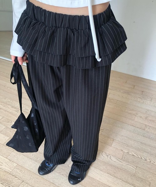 Teem Store(チームストア)の「ウエストティアードフリル ストライプワイドスラックスパンツ(スラックス・レディース・ブラック/チャコール・F)」の2枚目の写真