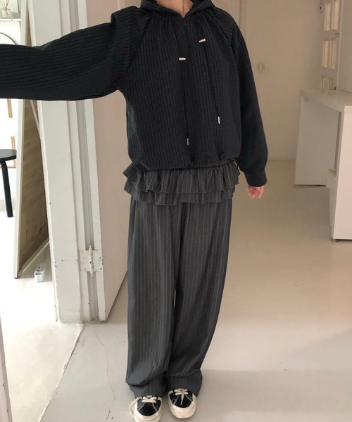 Teem Store(チームストア)の「ウエストティアードフリル ストライプワイドスラックスパンツ(スラックス・レディース・ブラック/チャコール・F)」の10枚目の写真