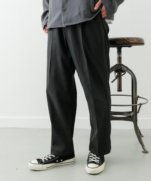 ITEMS URBANRESEARCH(アイテムズ アーバンリサーチ)の「1-tuckストレッチイージーパンツ(その他パンツ・メンズ・ブラック/ブラウン/ベージュ/グレー・MEDIUM/LARGE)」の1枚目の写真