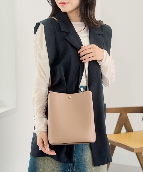Legato Largo(レガートラルゴ)の「【Legato Largo】LG-P0116 かるいかばん 縦型ショルダー 軽量(ショルダーバッグ・レディース・ブラック/ライトベージュ/グレイッシュベージュ・FREE)」の2枚目の写真