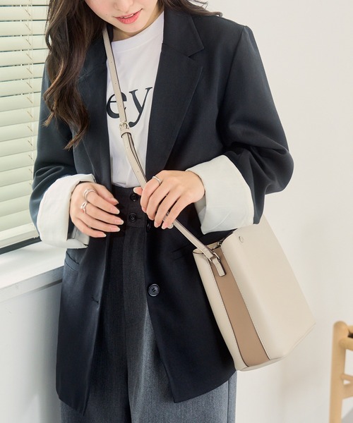 Legato Largo(レガートラルゴ)の「【Legato Largo】LG-P0116 かるいかばん 縦型ショルダー 軽量(ショルダーバッグ・レディース・ブラック/ライトベージュ/グレイッシュベージュ・FREE)」の8枚目の写真