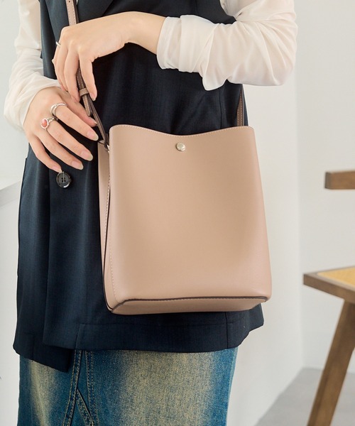 Legato Largo(レガートラルゴ)の「【Legato Largo】LG-P0116 かるいかばん 縦型ショルダー 軽量(ショルダーバッグ・レディース・ブラック/ライトベージュ/グレイッシュベージュ・FREE)」の14枚目の写真
