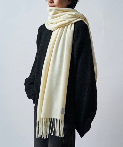 Lui's（ルイス）の「カシミヤタッチカラーロングマフラー（マフラー・メンズ・バーガンディー/ベージュ系その他/ホワイト/グレー/ブラック・FREE）」の2枚目の写真