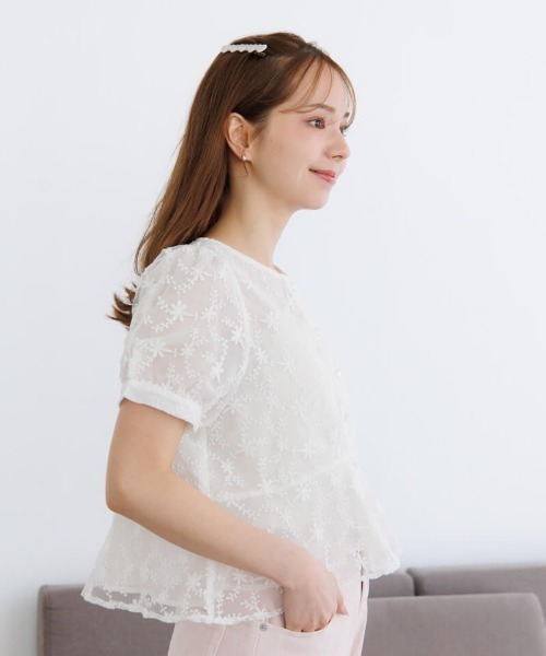 flower（フラワー）の「クラリティフラワーハーフブラウス（シャツ/ブラウス・レディース・コーラル/ホワイト・FREE）」の3枚目の写真