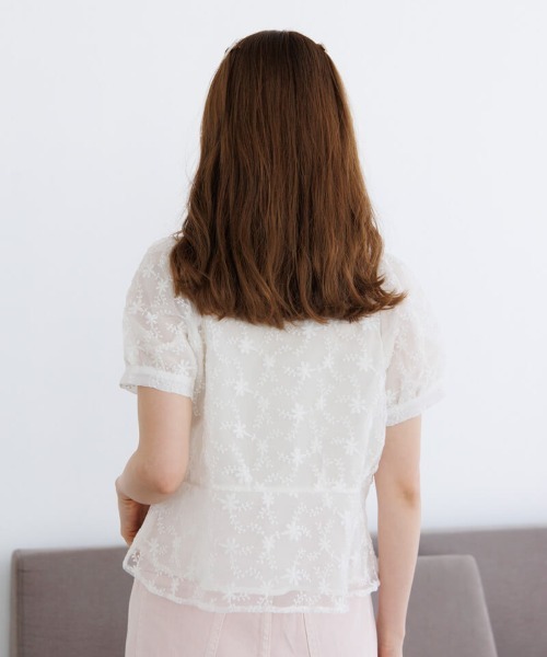 flower（フラワー）の「クラリティフラワーハーフブラウス（シャツ/ブラウス・レディース・コーラル/ホワイト・FREE）」の4枚目の写真