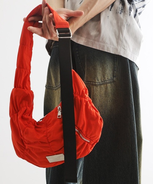 tk.TAKEO KIKUCHI（ティーケータケオキクチ）の「【パフィーシリーズ】ロータスショルダーバッグ（ショルダーバッグ・メンズ・オレンジ系その他2/ブラック系/ブラック/ブルー系その他2/グレー系その他2/ネイビー系1・00）」の6枚目の写真