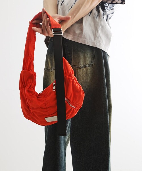 tk.TAKEO KIKUCHI（ティーケータケオキクチ）の「【パフィーシリーズ】ロータスショルダーバッグ（ショルダーバッグ・メンズ・オレンジ系その他2/ブラック系/ブラック/ブルー系その他2/グレー系その他2/ネイビー系1・00）」の12枚目の写真