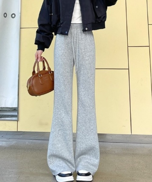 Teem Store(チームストア)の「ウエストゴムスウェットフレアパンツ 美脚効果 体型盛れ(スウェットパンツ・レディース・アッシュグレー/グレー/ブラック・M)」の3枚目の写真