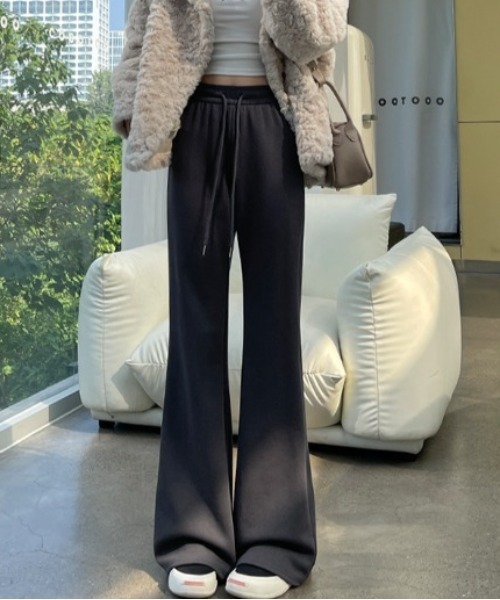 Teem Store(チームストア)の「ウエストゴムスウェットフレアパンツ 美脚効果 体型盛れ(スウェットパンツ・レディース・アッシュグレー/グレー/ブラック・M)」の2枚目の写真