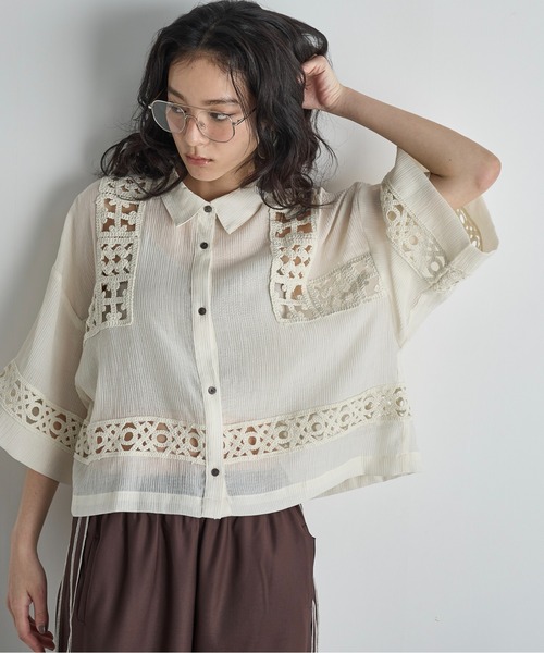 THE YOn(ザヨン)の「クロシェアクセントクロップドハーフスリーブリネンシャツ(シャツ/ブラウス・レディース・アイボリー/ブラック・FREE)」の1枚目の写真