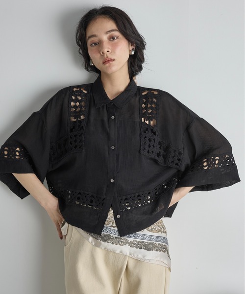 THE YOn(ザヨン)の「クロシェアクセントクロップドハーフスリーブリネンシャツ(シャツ/ブラウス・レディース・アイボリー/ブラック・FREE)」の2枚目の写真