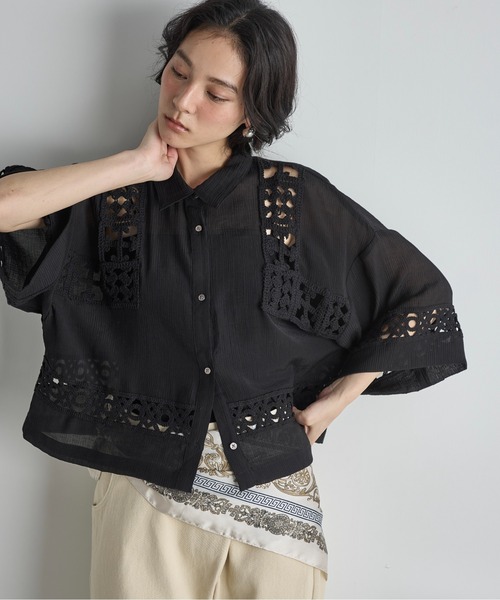 THE YOn(ザヨン)の「クロシェアクセントクロップドハーフスリーブリネンシャツ(シャツ/ブラウス・レディース・アイボリー/ブラック・FREE)」の5枚目の写真