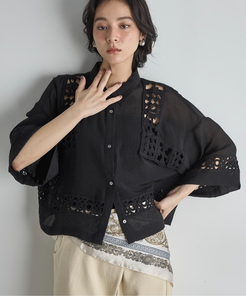 THE YOn(ザヨン)の「クロシェアクセントクロップドハーフスリーブリネンシャツ(シャツ/ブラウス・レディース・アイボリー/ブラック・FREE)」の3枚目の写真