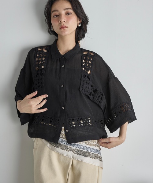 THE YOn(ザヨン)の「クロシェアクセントクロップドハーフスリーブリネンシャツ(シャツ/ブラウス・レディース・アイボリー/ブラック・FREE)」の4枚目の写真