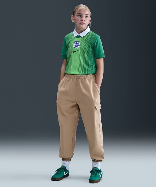 NIKE(ナイキ)の「ナイキ スポーツウェア ジュニア (ガールズ) カーゴ パンツ / Nike Sportswear Girls' Cargo Pants FZ5554-200 Hemp(カーゴパンツ・キッズ・ブラウン系その他2・130/140/150/160)」の1枚目の写真