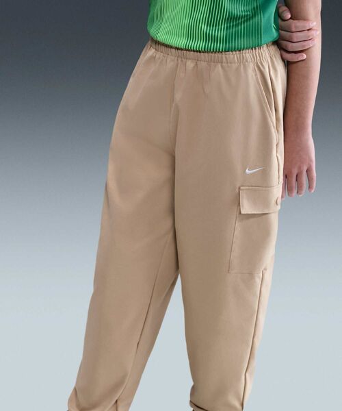 NIKE(ナイキ)の「ナイキ スポーツウェア ジュニア (ガールズ) カーゴ パンツ / Nike Sportswear Girls' Cargo Pants FZ5554-200 Hemp(カーゴパンツ・キッズ・ブラウン系その他2・130/140/150/160)」の2枚目の写真