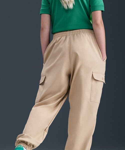 NIKE(ナイキ)の「ナイキ スポーツウェア ジュニア (ガールズ) カーゴ パンツ / Nike Sportswear Girls' Cargo Pants FZ5554-200 Hemp(カーゴパンツ・キッズ・ブラウン系その他2・130/140/150/160)」の3枚目の写真