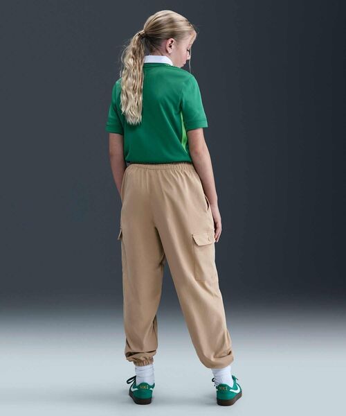 NIKE(ナイキ)の「ナイキ スポーツウェア ジュニア (ガールズ) カーゴ パンツ / Nike Sportswear Girls' Cargo Pants FZ5554-200 Hemp(カーゴパンツ・キッズ・ブラウン系その他2・130/140/150/160)」の4枚目の写真