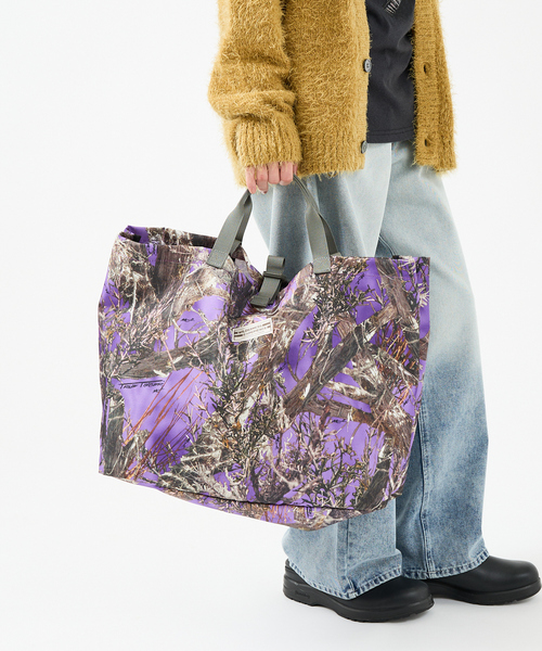 WILDERNESS EXPERIENCE(ウィルダネスエクスペリエンス)の「【WILDERNESS EXPERIENCE/ウィルダネスエクスペリエンス】Real Tree Camo/リアルツリーカモユーティリティートート/大容量22L(トートバッグ・メンズ・ブラウン系その他/パープル系その他/ピンク系その他/オレンジ系その他/カーキ・フリー)」の1枚目の写真