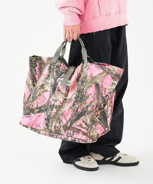 WILDERNESS EXPERIENCE(ウィルダネスエクスペリエンス)の「【WILDERNESS EXPERIENCE/ウィルダネスエクスペリエンス】Real Tree Camo/リアルツリーカモユーティリティートート/大容量22L(トートバッグ・メンズ・ブラウン系その他/パープル系その他/ピンク系その他/オレンジ系その他/カーキ・フリー)」の4枚目の写真