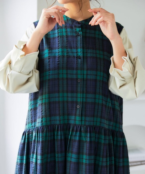 SMILE LAND（スマイルランド）の「＜大きいサイズ＞先染めサッカー前ボタンギャザー入ジャンパースカート（ジャンパースカート・レディース・ブラック系/グリーン系・L～LL/3L～4L/5L～6L）」の5枚目の写真