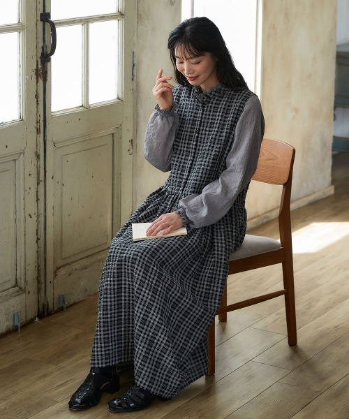 SMILE LAND（スマイルランド）の「＜大きいサイズ＞先染めサッカー前ボタンギャザー入ジャンパースカート（ジャンパースカート・レディース・ブラック系/グリーン系・L～LL/3L～4L/5L～6L）」の3枚目の写真