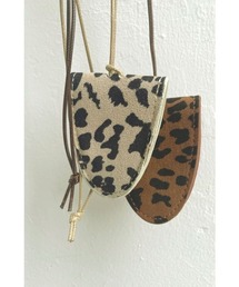 marjour(}[W[)LEOPARD MAGNETIC SUNGLASS HOLDER(TOX)