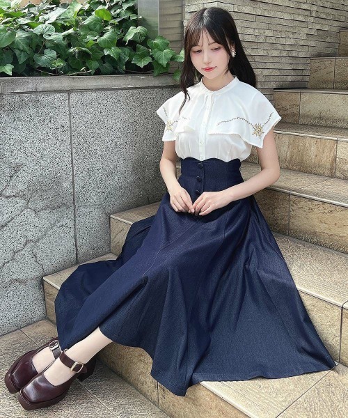 an another angelus（アンアナザーアンジェラス）の「スクエアケープ衿ローズ刺繍ブラウス（シャツ/ブラウス・レディース・ピンクベージュ/オフホワイト・FREE）」の6枚目の写真