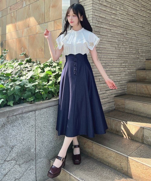 an another angelus（アンアナザーアンジェラス）の「スクエアケープ衿ローズ刺繍ブラウス（シャツ/ブラウス・レディース・ピンクベージュ/オフホワイト・FREE）」の7枚目の写真