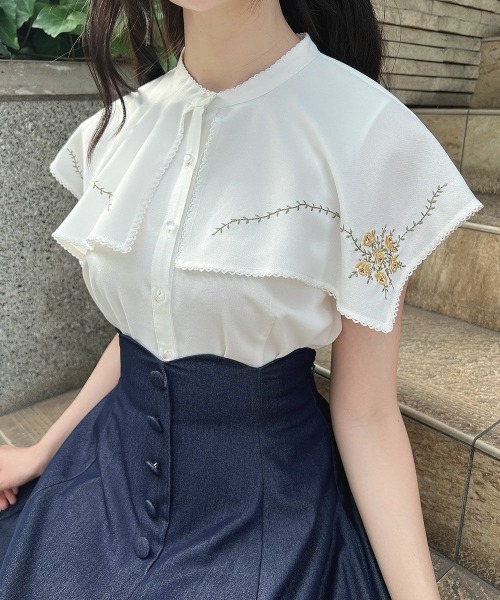 an another angelus（アンアナザーアンジェラス）の「スクエアケープ衿ローズ刺繍ブラウス（シャツ/ブラウス・レディース・ピンクベージュ/オフホワイト・FREE）」の8枚目の写真