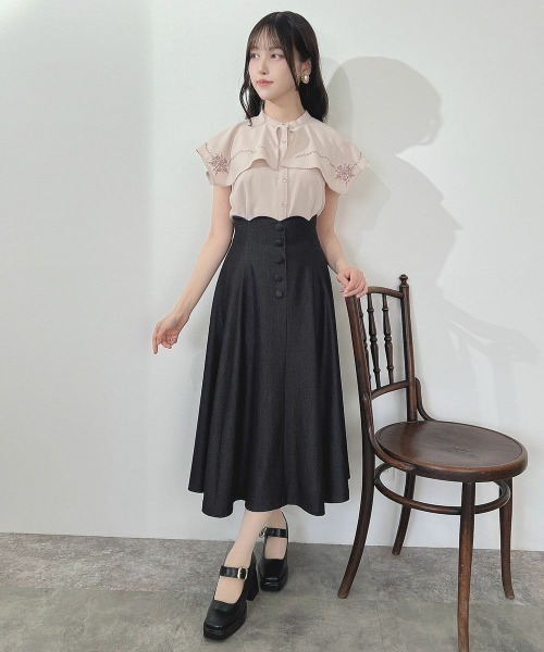 an another angelus（アンアナザーアンジェラス）の「スクエアケープ衿ローズ刺繍ブラウス（シャツ/ブラウス・レディース・ピンクベージュ/オフホワイト・FREE）」の11枚目の写真