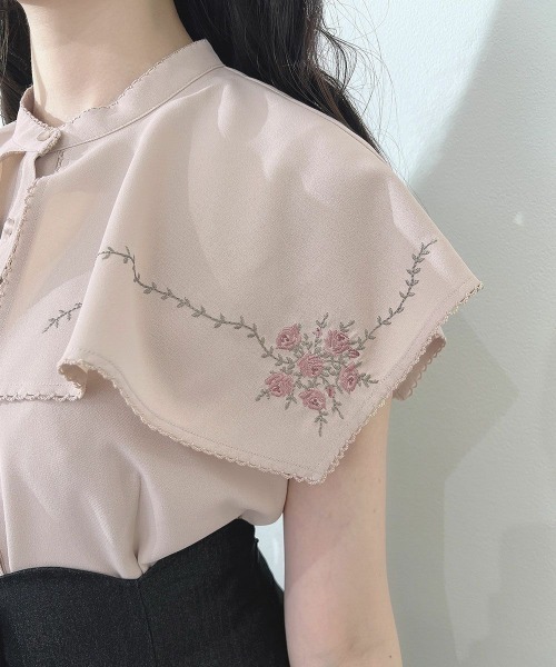 an another angelus（アンアナザーアンジェラス）の「スクエアケープ衿ローズ刺繍ブラウス（シャツ/ブラウス・レディース・ピンクベージュ/オフホワイト・FREE）」の13枚目の写真