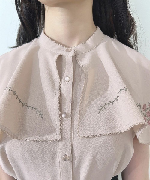 an another angelus（アンアナザーアンジェラス）の「スクエアケープ衿ローズ刺繍ブラウス（シャツ/ブラウス・レディース・ピンクベージュ/オフホワイト・FREE）」の14枚目の写真
