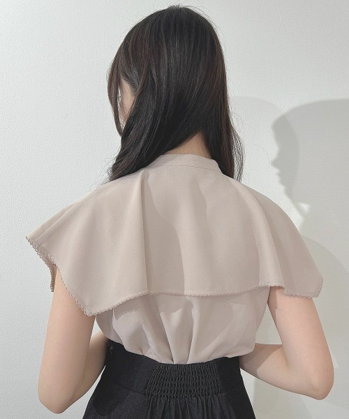 an another angelus（アンアナザーアンジェラス）の「スクエアケープ衿ローズ刺繍ブラウス（シャツ/ブラウス・レディース・ピンクベージュ/オフホワイト・FREE）」の15枚目の写真