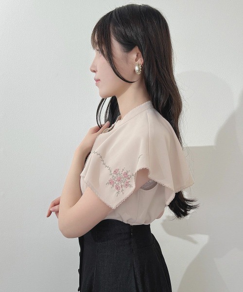 an another angelus（アンアナザーアンジェラス）の「スクエアケープ衿ローズ刺繍ブラウス（シャツ/ブラウス・レディース・ピンクベージュ/オフホワイト・FREE）」の16枚目の写真