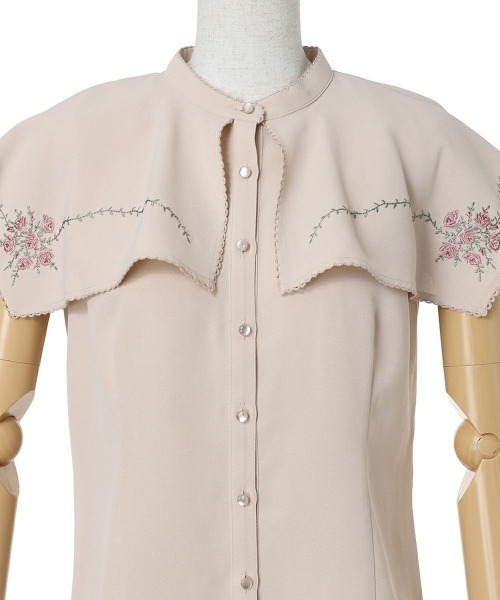 an another angelus（アンアナザーアンジェラス）の「スクエアケープ衿ローズ刺繍ブラウス（シャツ/ブラウス・レディース・ピンクベージュ/オフホワイト・FREE）」の22枚目の写真