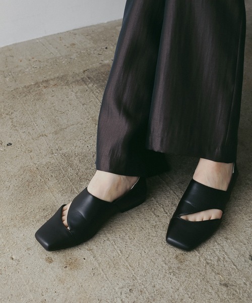 MANOF(マノフ)の「CURVE CUTTING FLAT SHOES(その他シューズ・レディース・キャメル/ダークブラウン・37/36/38)」の3枚目の写真