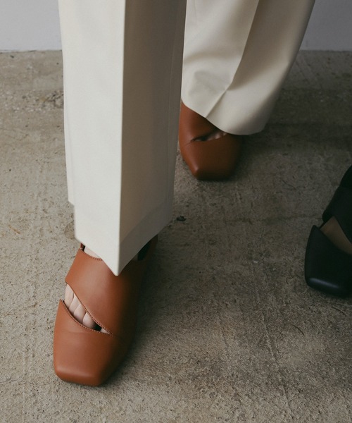MANOF(マノフ)の「CURVE CUTTING FLAT SHOES(その他シューズ・レディース・キャメル/ダークブラウン・37/36/38)」の4枚目の写真