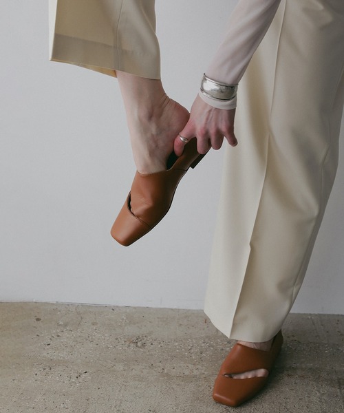 MANOF(マノフ)の「CURVE CUTTING FLAT SHOES(その他シューズ・レディース・キャメル/ダークブラウン・37/36/38)」の6枚目の写真