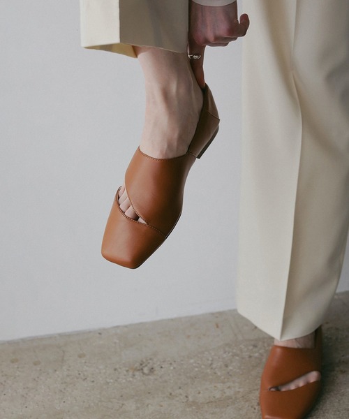 MANOF(マノフ)の「CURVE CUTTING FLAT SHOES(その他シューズ・レディース・キャメル/ダークブラウン・37/36/38)」の5枚目の写真