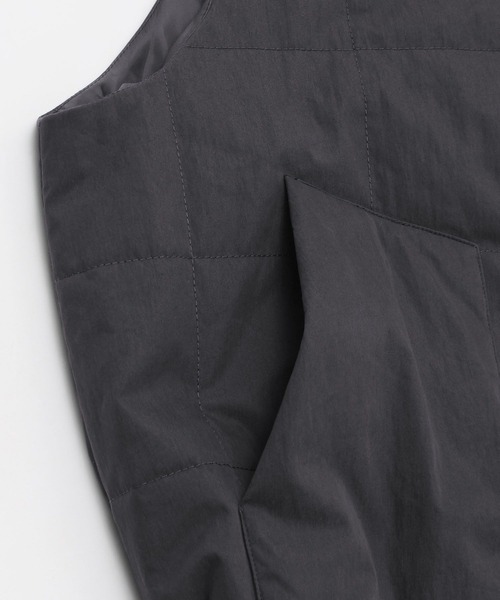 niko and...（ニコアンド）の「スクエアキルティングベスト（ダウンベスト・レディース・チャコール/アイボリー・FREE）」の11枚目の写真