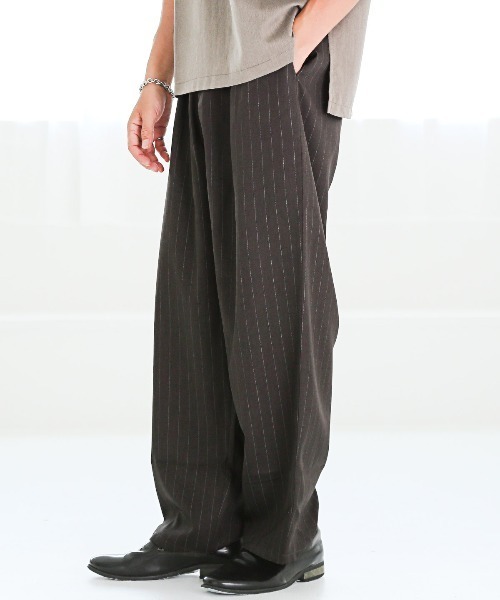 LUXSTYLE(ラグスタイル)の「ストライプ柄バルーンテーパードパンツ(スラックス・メンズ・チャコールグレー/ネイビー・M/L)」の1枚目の写真