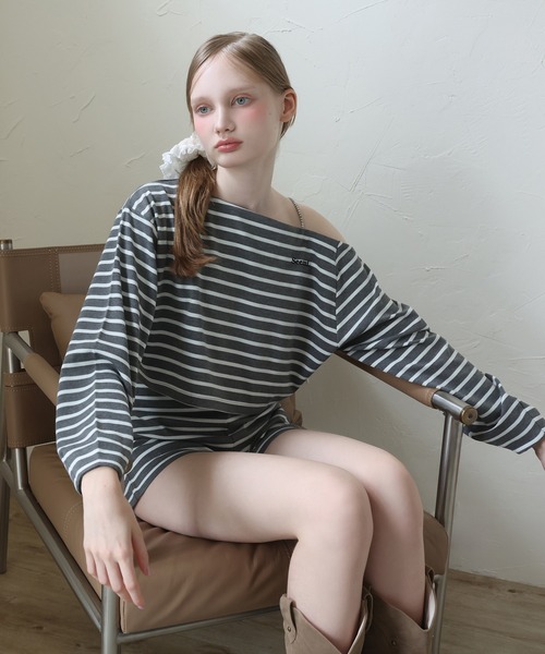 Seemi. byNICECLAUP（ シーミーバイナイスクラップ）の「【Seemi.】ワンショル肩ビジュ―トップス（Tシャツ/カットソー・レディース・グレー×ホワイト/ホワイト×ブルー/ホワイト×ブラック・FREE）」の3枚目の写真