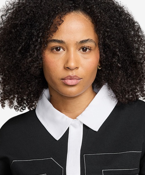 NIKE(ナイキ)の「ナイキ スポーツウェア ウィメンズ ロングスリーブ グラフィック ポロ トップ / Nike Sportswear Women's Long-Sleeve Graphic Polo Top HV4034-010 Black(ポロシャツ・レディース・ブラック・M/L/XL/S/XS)」の4枚目の写真